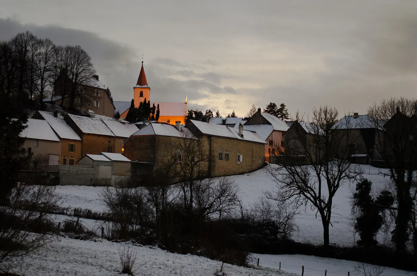 Mantry sous la neige au soleil couchant